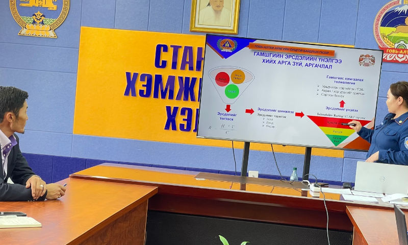 Тус хэлтсээс Аймгийн Онцгой байдлын газарт уламжилсан хүсэлтийн дагуу нийт албан хаагчдад “Байгууллагын гамшгийн эрсдэлийн үнэлгээ хийх аргачлал” сэдэвт сургалтыг Гамшгийн эрсдэлийн удирдлага, үнэлгээ, дотоод ажил хариуцсан хошууч Г.Бадамгарав зохион байгуулж, хамтран ажиллалаа. Сургалтын хүрээнд албан хаагчид багт хуваагдан байгууллагын эрсдэлийг үе шаттайгаар эрэмбэлэн, эрэмбийн дагуу төлөвлөгөө боловсруулж, цаашид хэрхэн ажиллах талаар мэргэжлийн заавар зөвлөгөөг авлаа.